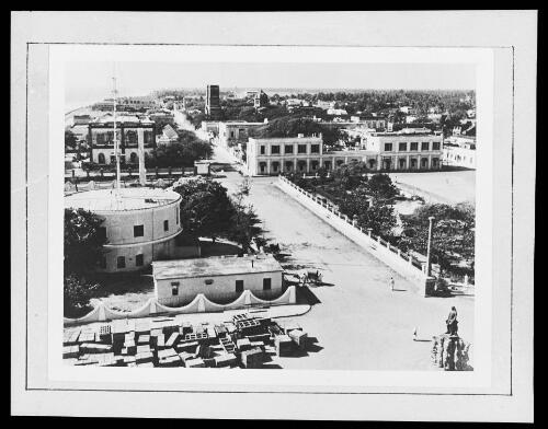 Pondichéry : vue du cours Chabrol (devenu Goubert avenue), statue de Dupleix au premier plan