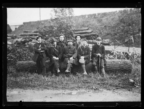 2 Mai 1911 [groupe de 7 personnes, hommes assis]