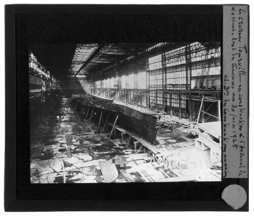Le croiseur Tourville en construction à l’arsenal de Lorient. Etat des travaux au 30 juin 1925. Cl. Don des constructions navales