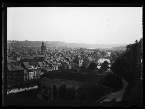 Vue prise de la citadelle de Namur vers l’aval de Meuse et confluent